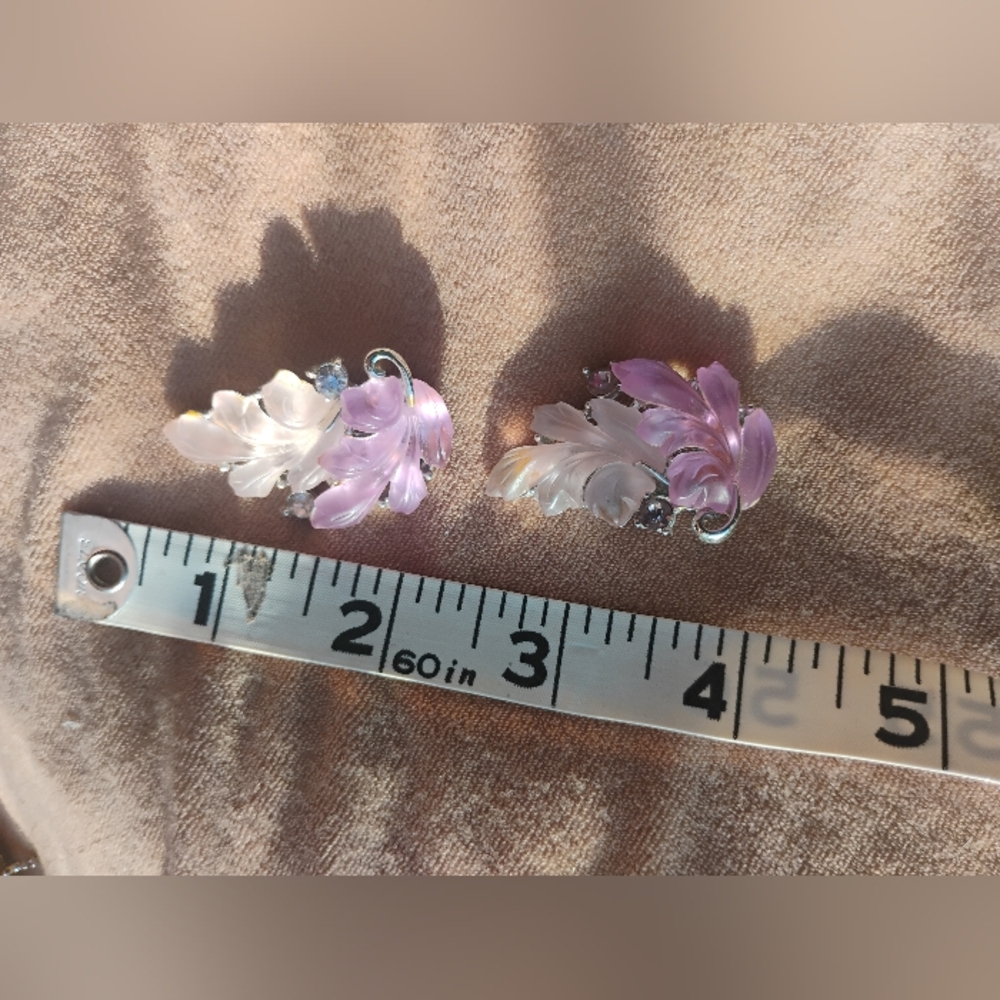 Lisner 1950's Signed Pink Molded Lucite Clip-On Earrings & Brooch (Set Of 3) - Picture 9 of 10
